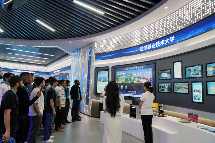 武漢職業技術大學光電教育大模型亮相2025世界數字教育大會，承辦展覽展示